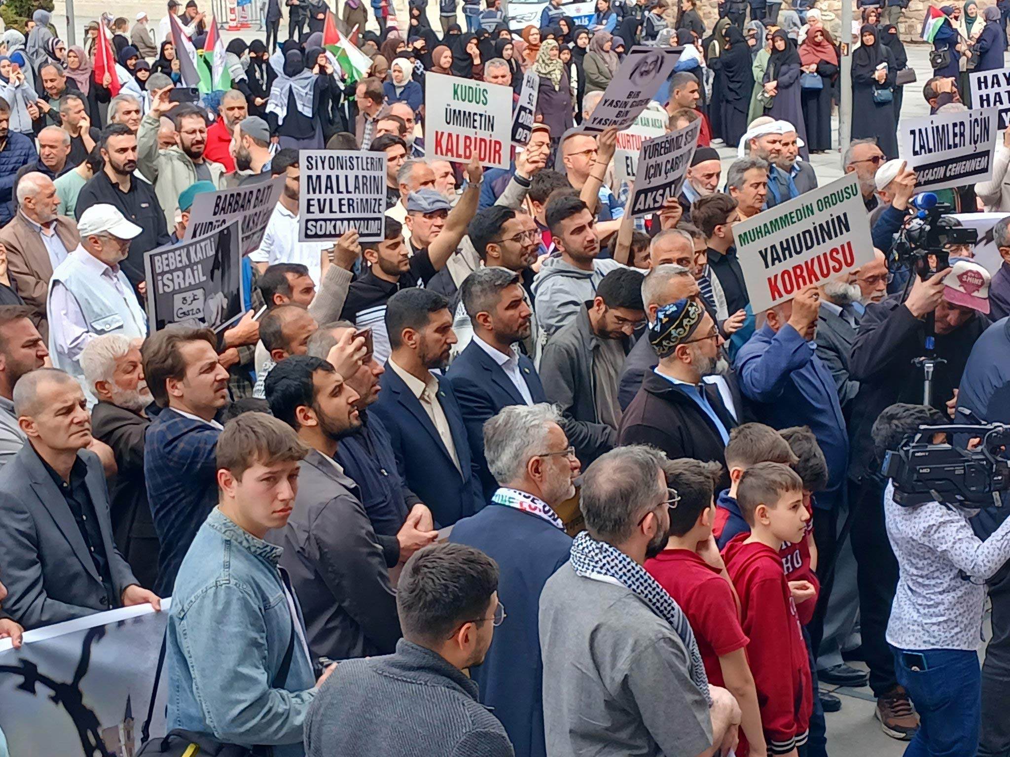 "Gazze İçin Sesini Yükselt" mitingi yoğun katılım gerçekleşti. || Konya STK Platformu