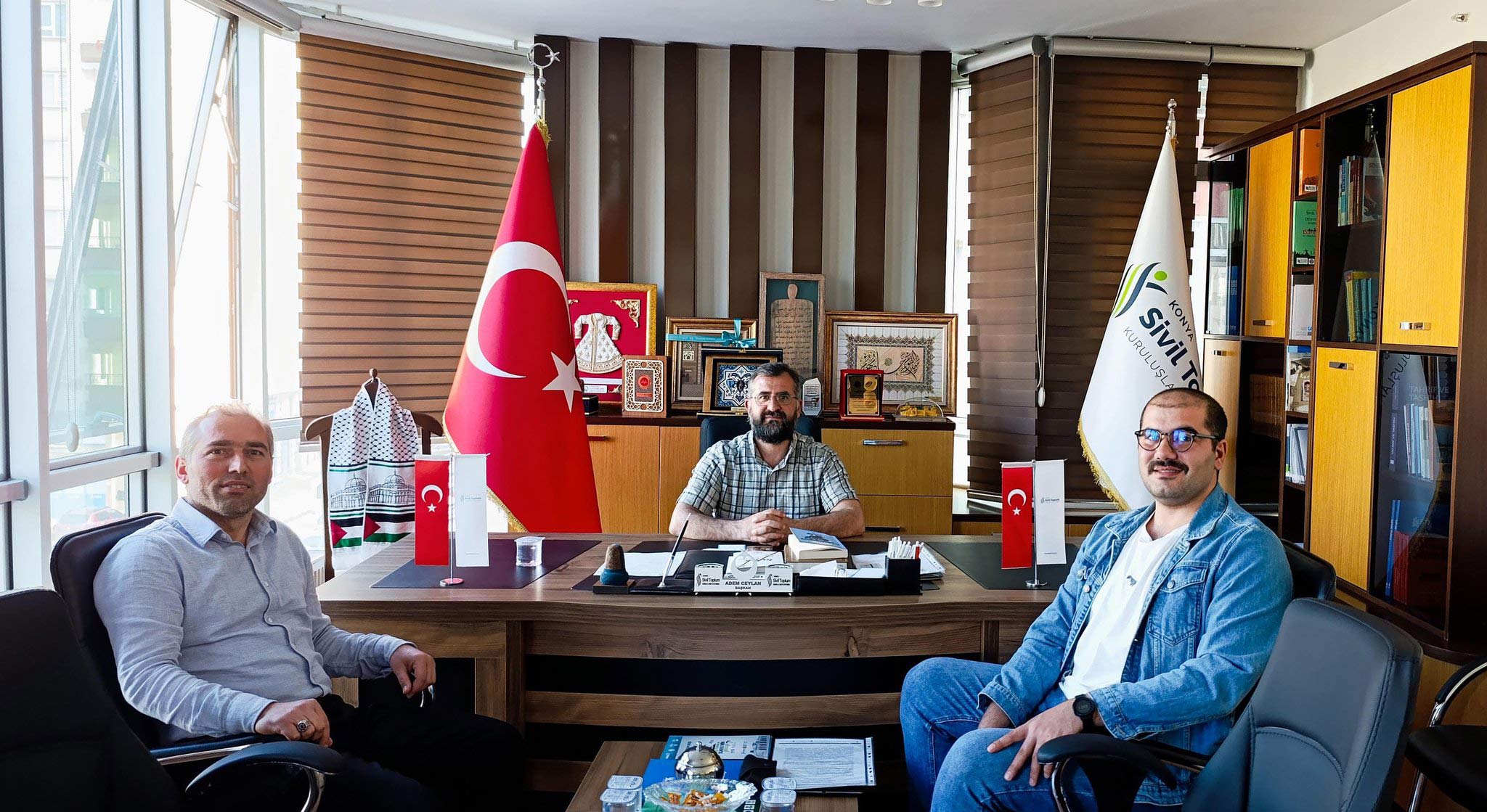  Ahıskalı G&ouml;n&uuml;ll&uuml; Eğitimciler Birliği Derneği (AHGEB) Başkan Yardımcısı Dr. Azad DEDEOĞLU ve Ahıskalı &ouml;ğrencilerden Turan Can SEFEROĞLU Konya Sivil Toplum Kuruluşları Platformu Başkanı Adem CEYLAN ile bir araya geldiler. || Konya STK Platformu