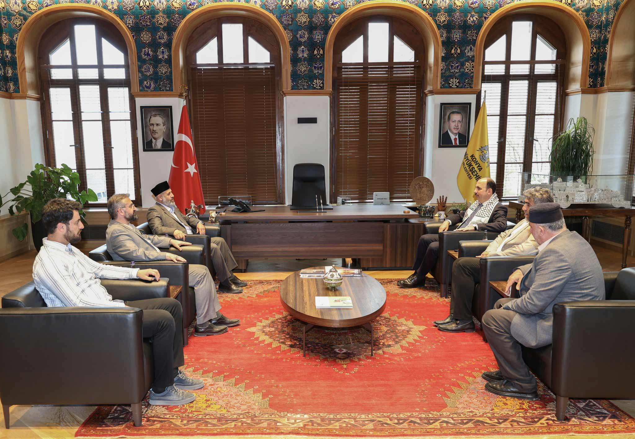 Filistin Alimler Birliği Başkanı Nevvaf Tekruri STK Platformu Başkanı Adem CEYLAN ile birlikte Konya B&uuml;y&uuml;kşehir Belediye Başkanı Uğur İbrahim ALTAY'ı ziyaret etti. || Konya STK Platformu
