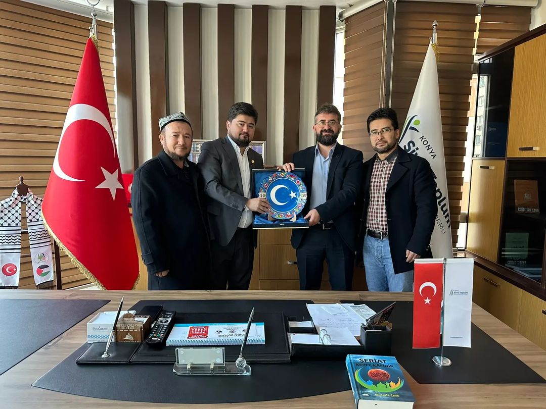 Üye Kuruluşlarımızdan Vahdet Vakfı ve Doğu Türkistan Satuk Buğrahan Vakfı'nın yöneticileri, Konya STK Platformu Başkanı Adem Ceylan'a nezaket ziyaretinde bulundu. || Konya STK Platformu